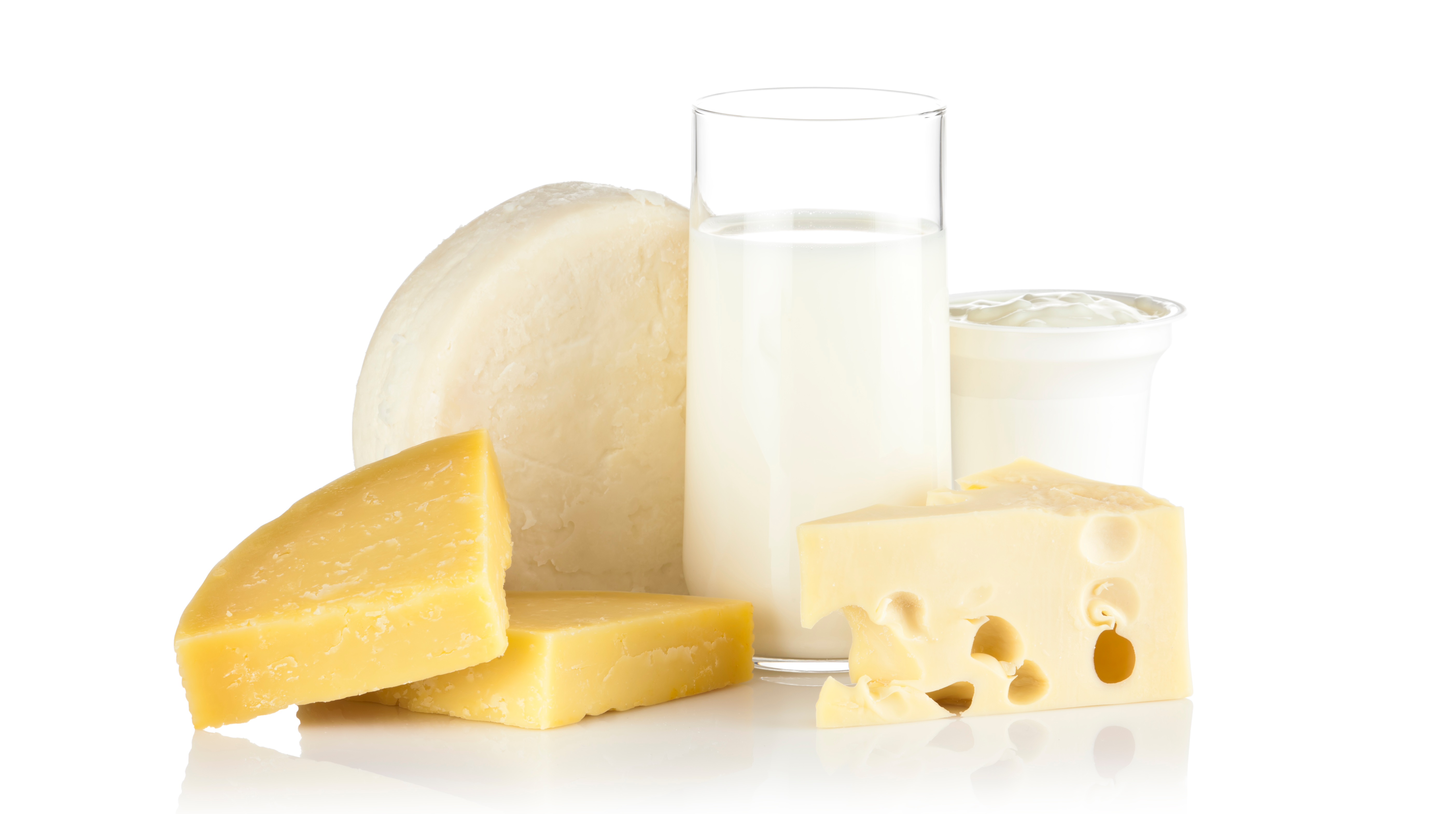 Сырое без масла. Молочные изделия. Молоко сыр яйца. Молочные продукты на белом фоне. Молочная продукция сыр.