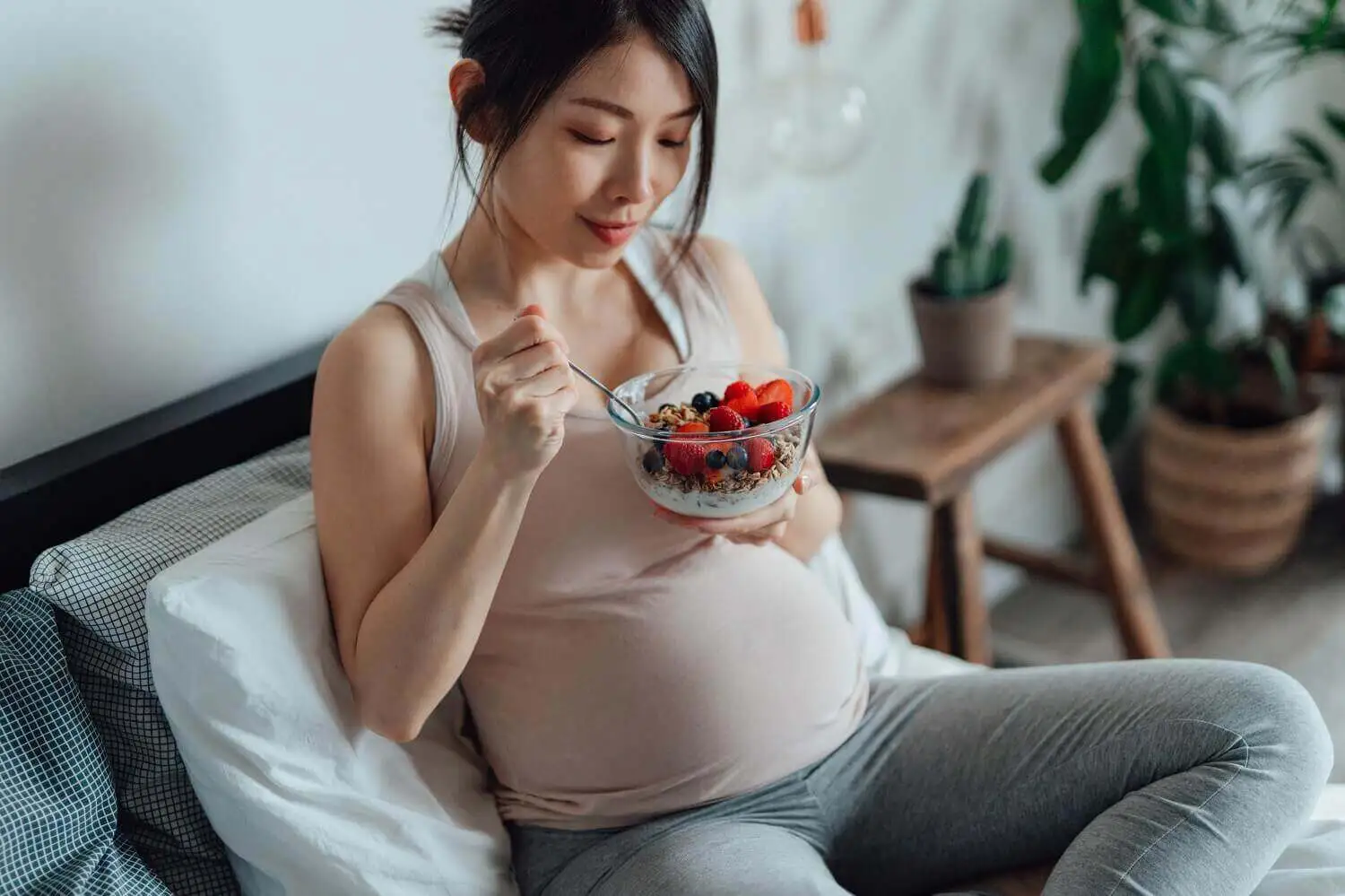 Woman eating during pregnancy
